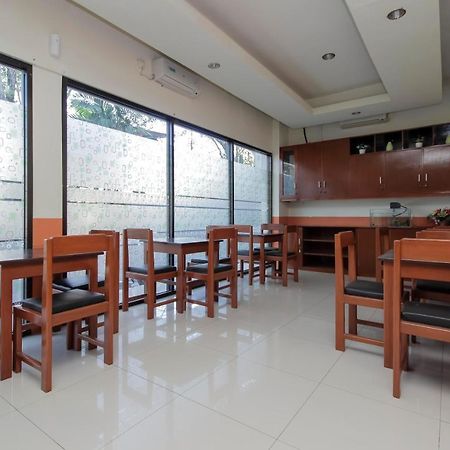 Hotel RedDoorz near Jalan Jendral Sudirman Manado Exterior foto