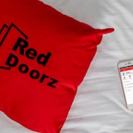 Hotel RedDoorz near Jalan Jendral Sudirman Manado Exterior foto