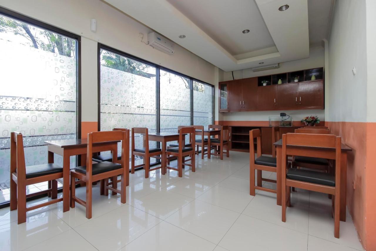 Hotel RedDoorz near Jalan Jendral Sudirman Manado Exterior foto