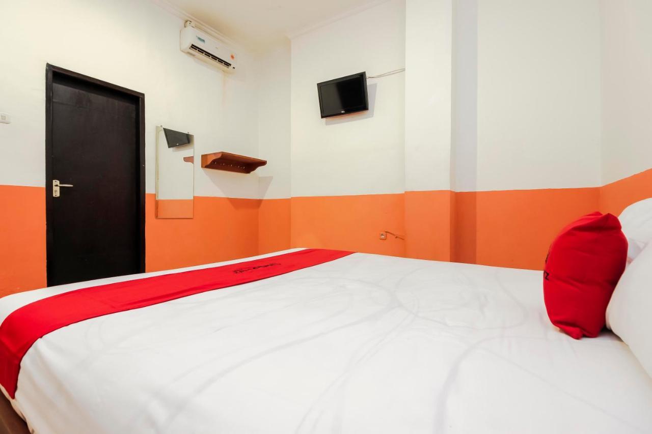 Hotel RedDoorz near Jalan Jendral Sudirman Manado Exterior foto