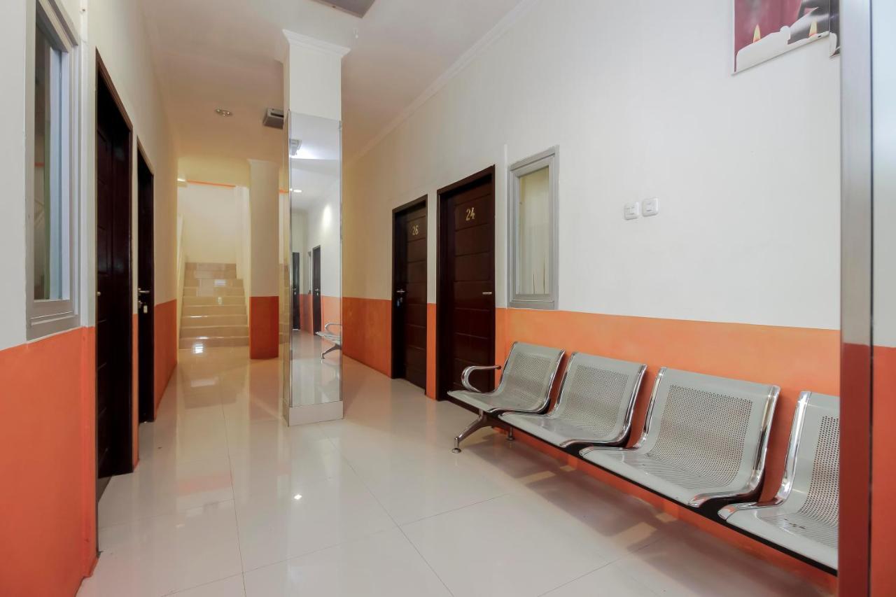 Hotel RedDoorz near Jalan Jendral Sudirman Manado Exterior foto