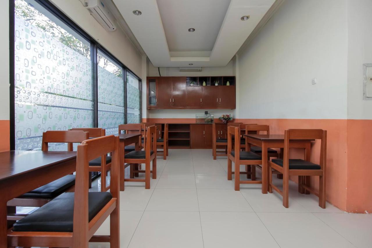 Hotel RedDoorz near Jalan Jendral Sudirman Manado Exterior foto