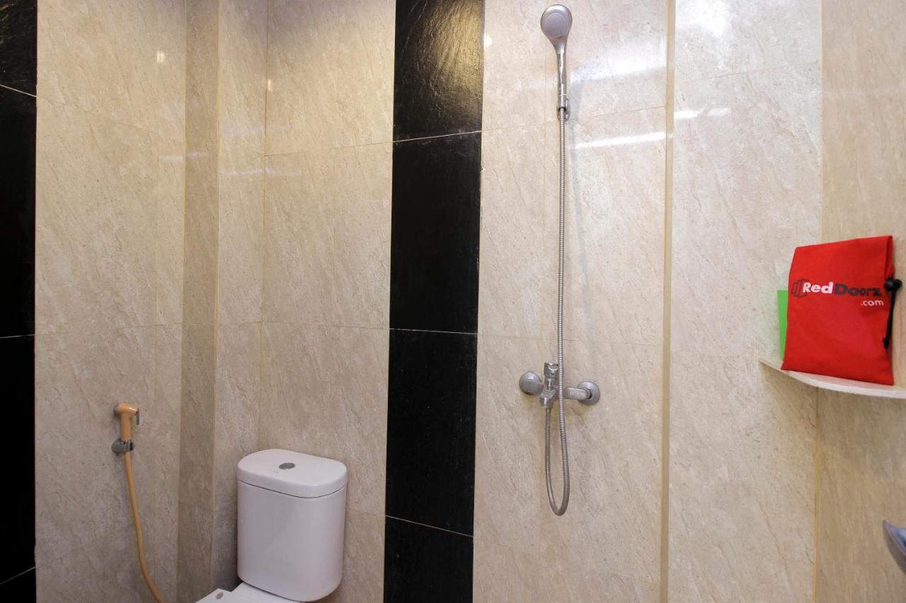 Hotel RedDoorz near Jalan Jendral Sudirman Manado Exterior foto