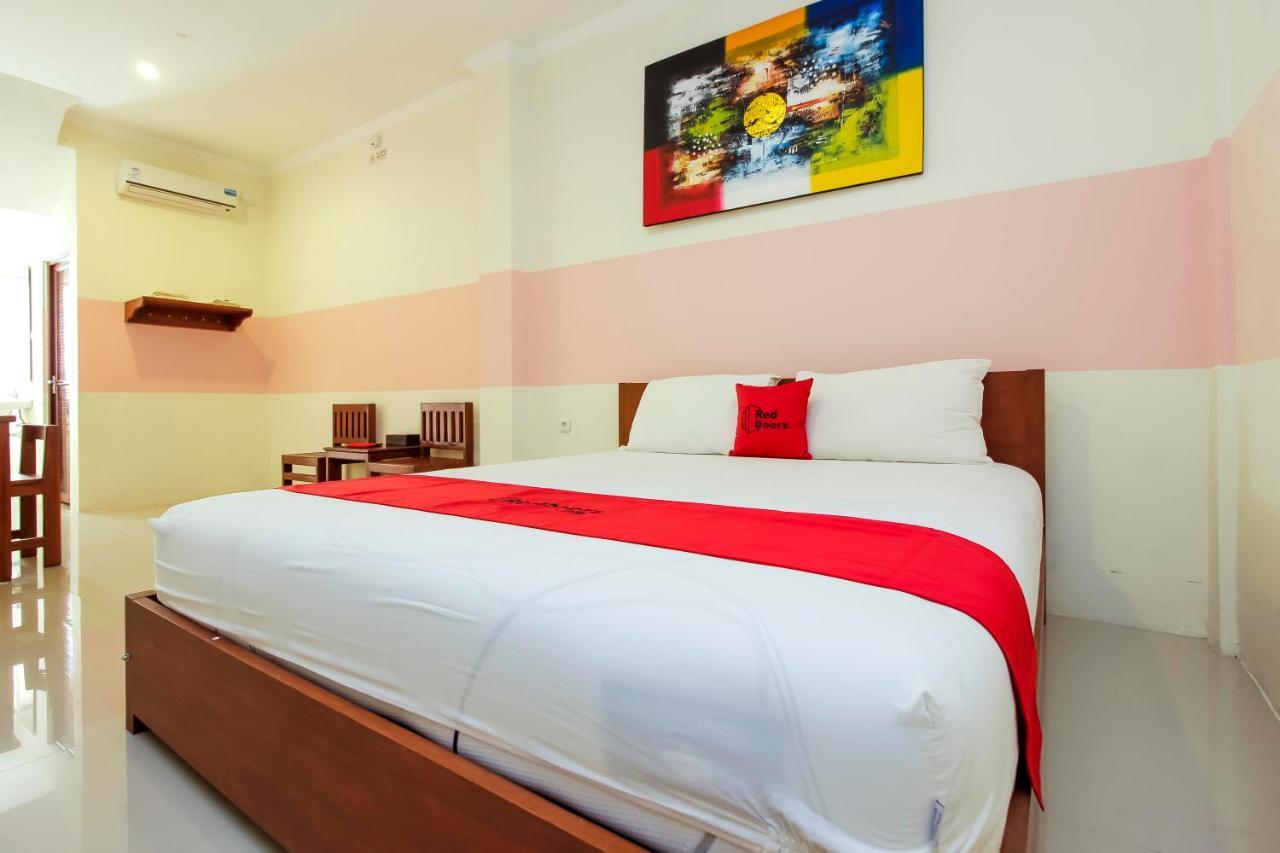 Hotel RedDoorz near Jalan Jendral Sudirman Manado Exterior foto