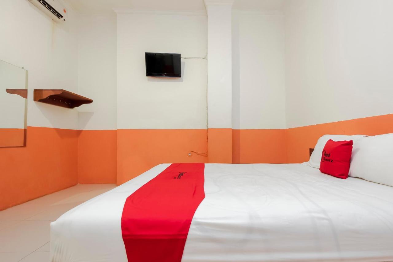 Hotel RedDoorz near Jalan Jendral Sudirman Manado Exterior foto