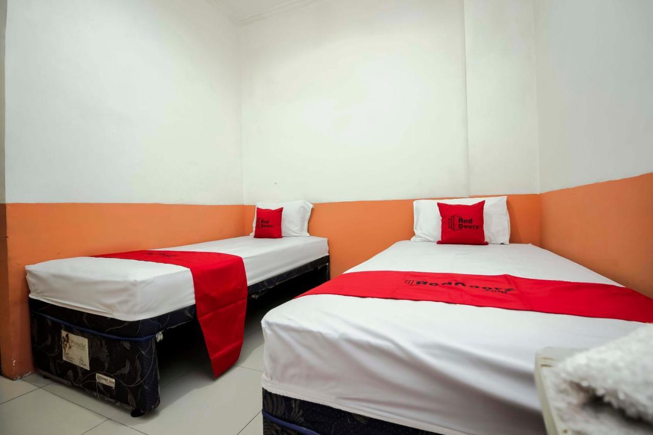 Hotel RedDoorz near Jalan Jendral Sudirman Manado Exterior foto