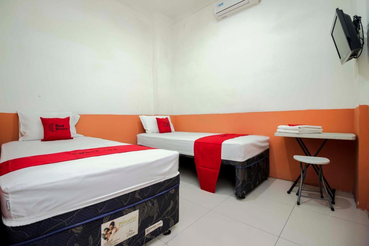 Hotel RedDoorz near Jalan Jendral Sudirman Manado Exterior foto