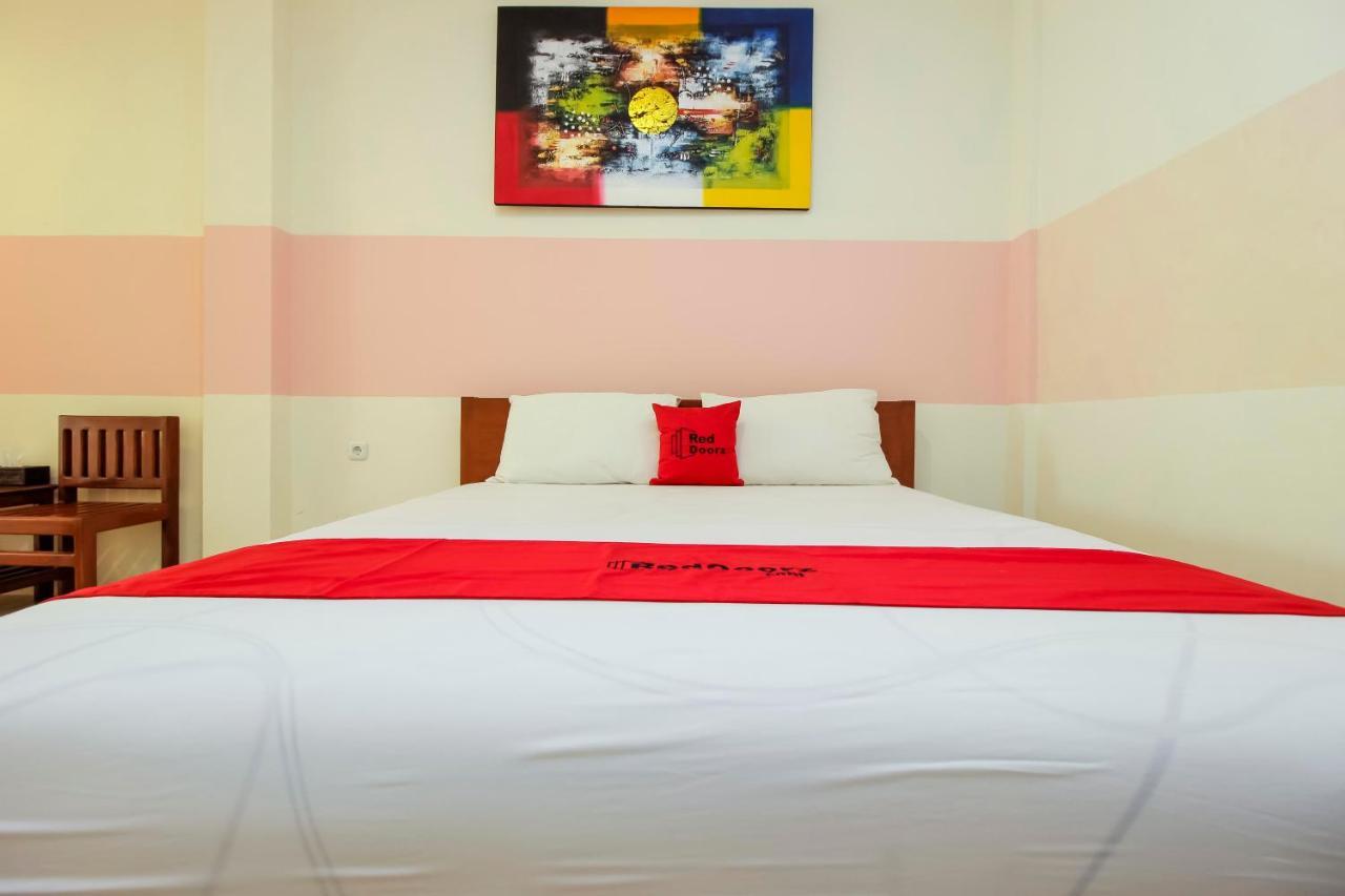Hotel RedDoorz near Jalan Jendral Sudirman Manado Exterior foto