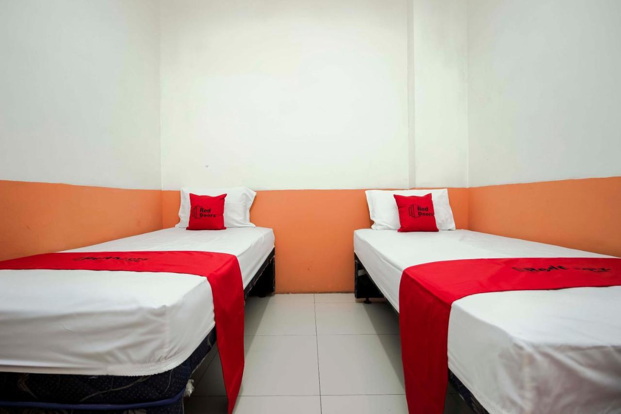 Hotel RedDoorz near Jalan Jendral Sudirman Manado Exterior foto