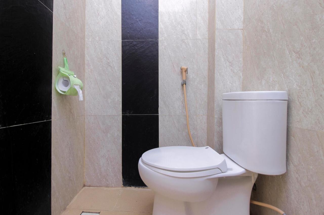 Hotel RedDoorz near Jalan Jendral Sudirman Manado Exterior foto
