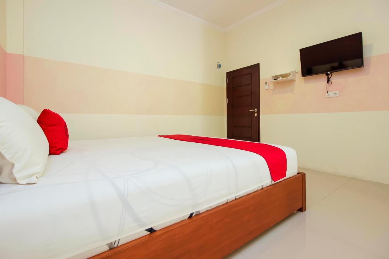 Hotel RedDoorz near Jalan Jendral Sudirman Manado Exterior foto