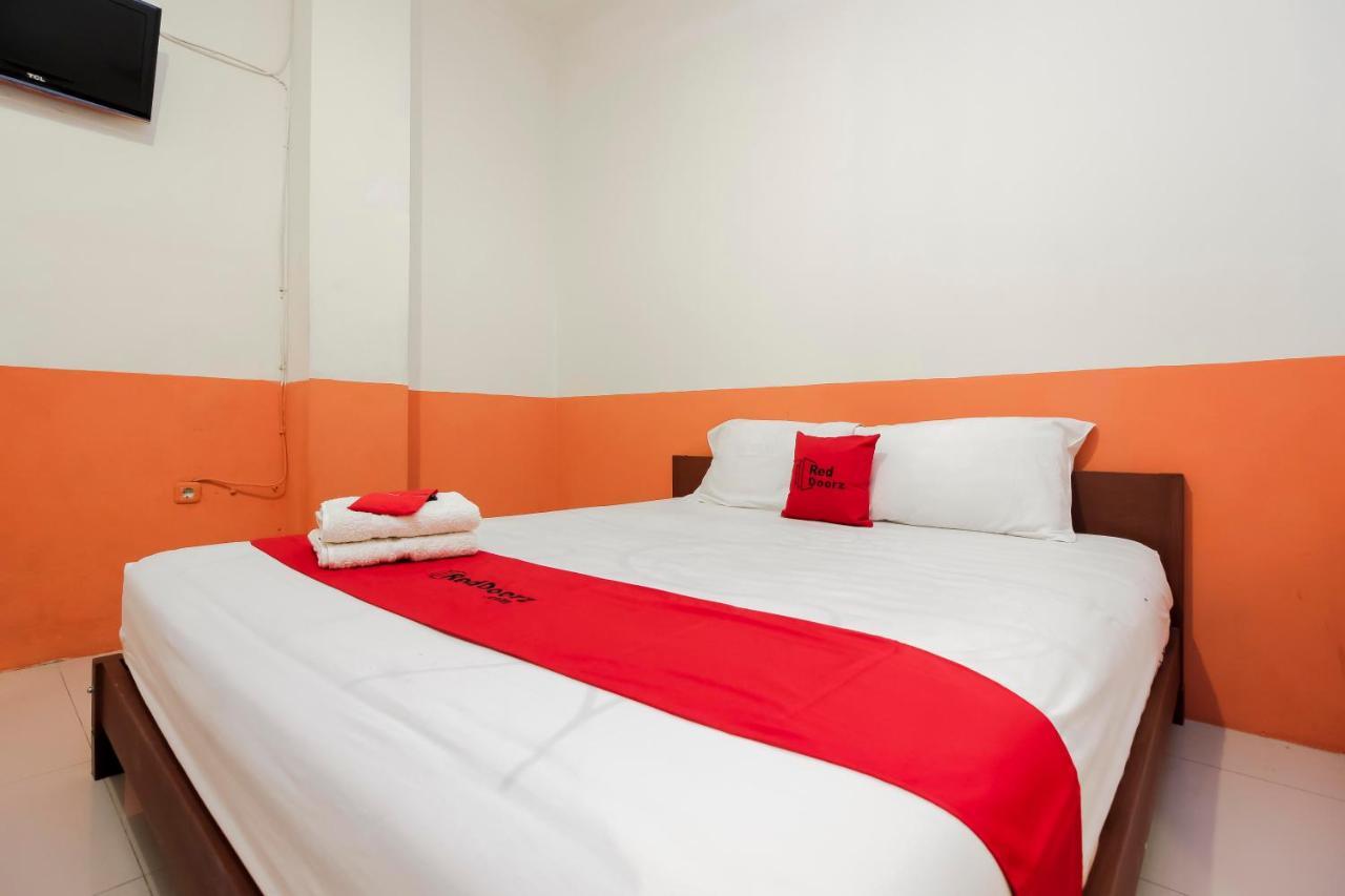 Hotel RedDoorz near Jalan Jendral Sudirman Manado Exterior foto