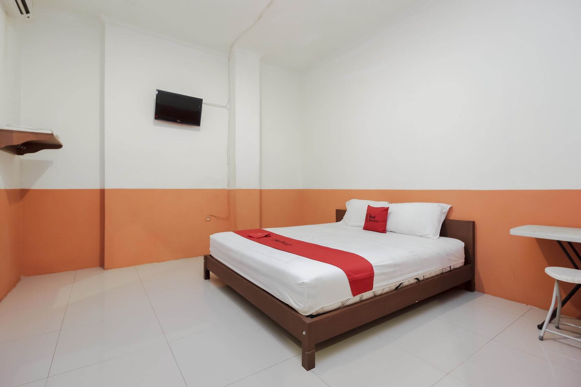 Hotel RedDoorz near Jalan Jendral Sudirman Manado Exterior foto