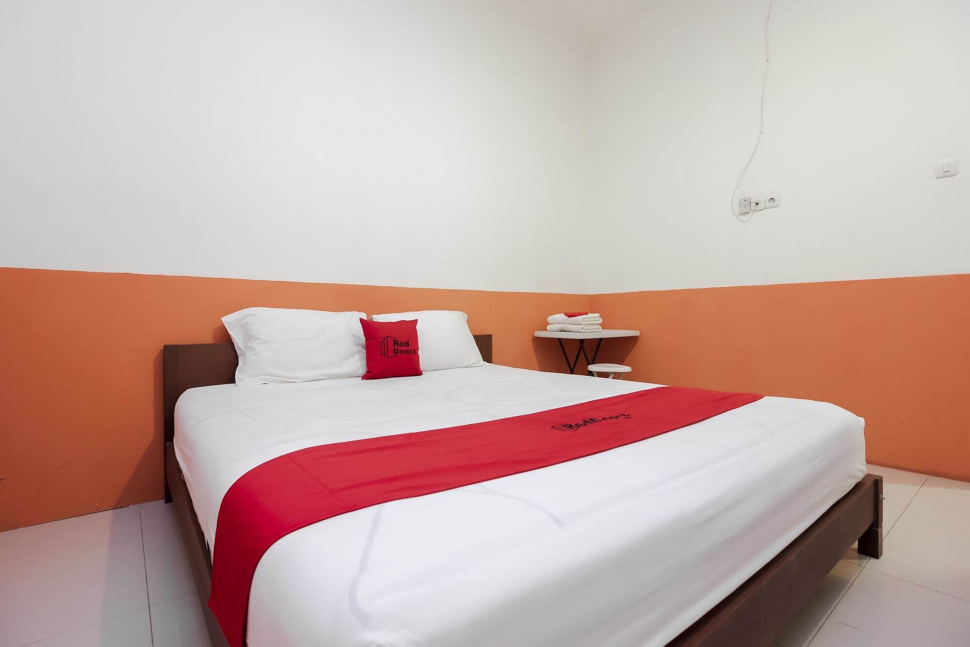 Hotel RedDoorz near Jalan Jendral Sudirman Manado Exterior foto