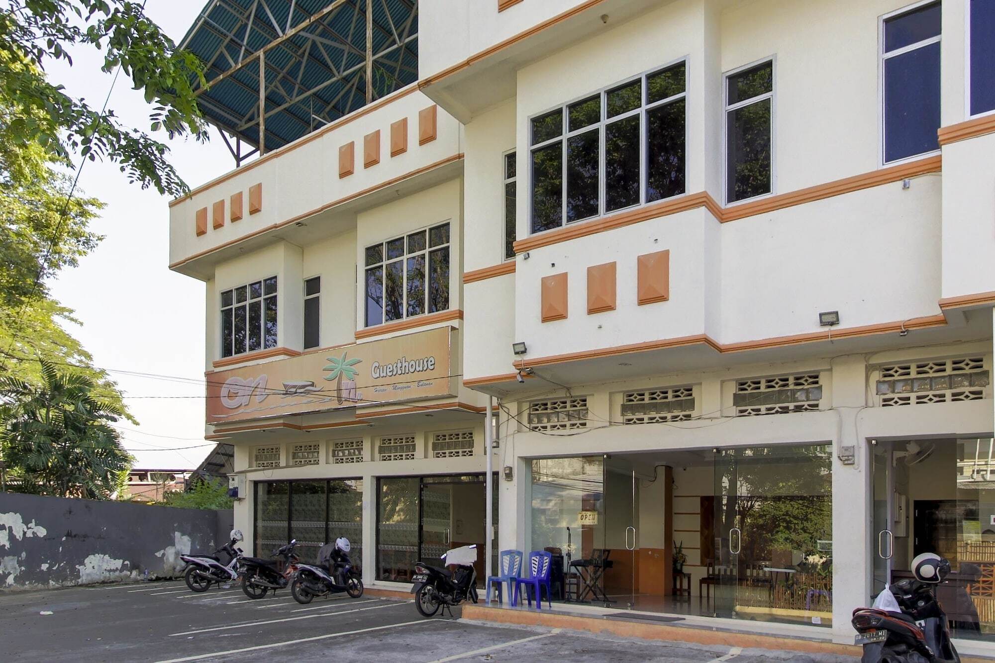 Hotel RedDoorz near Jalan Jendral Sudirman Manado Exterior foto