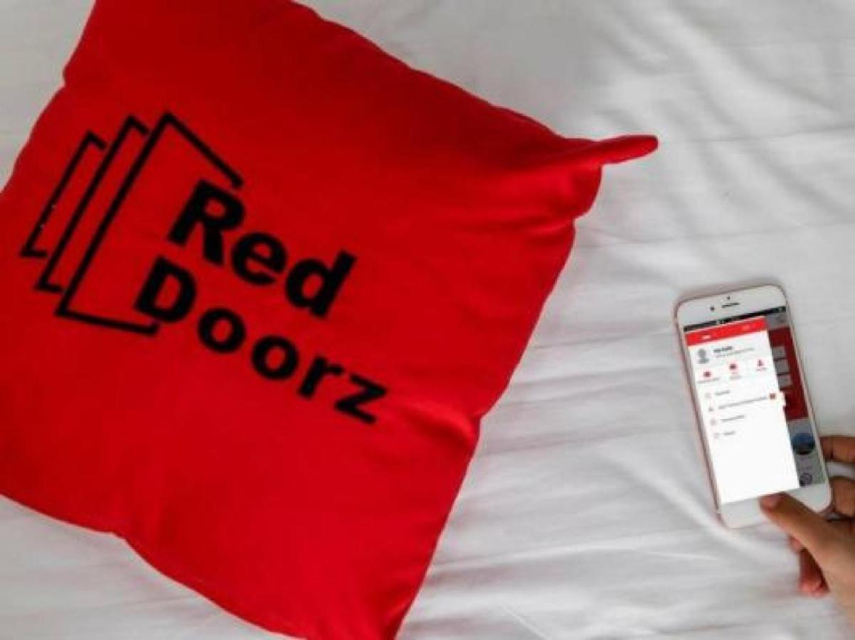 Hotel RedDoorz near Jalan Jendral Sudirman Manado Exterior foto